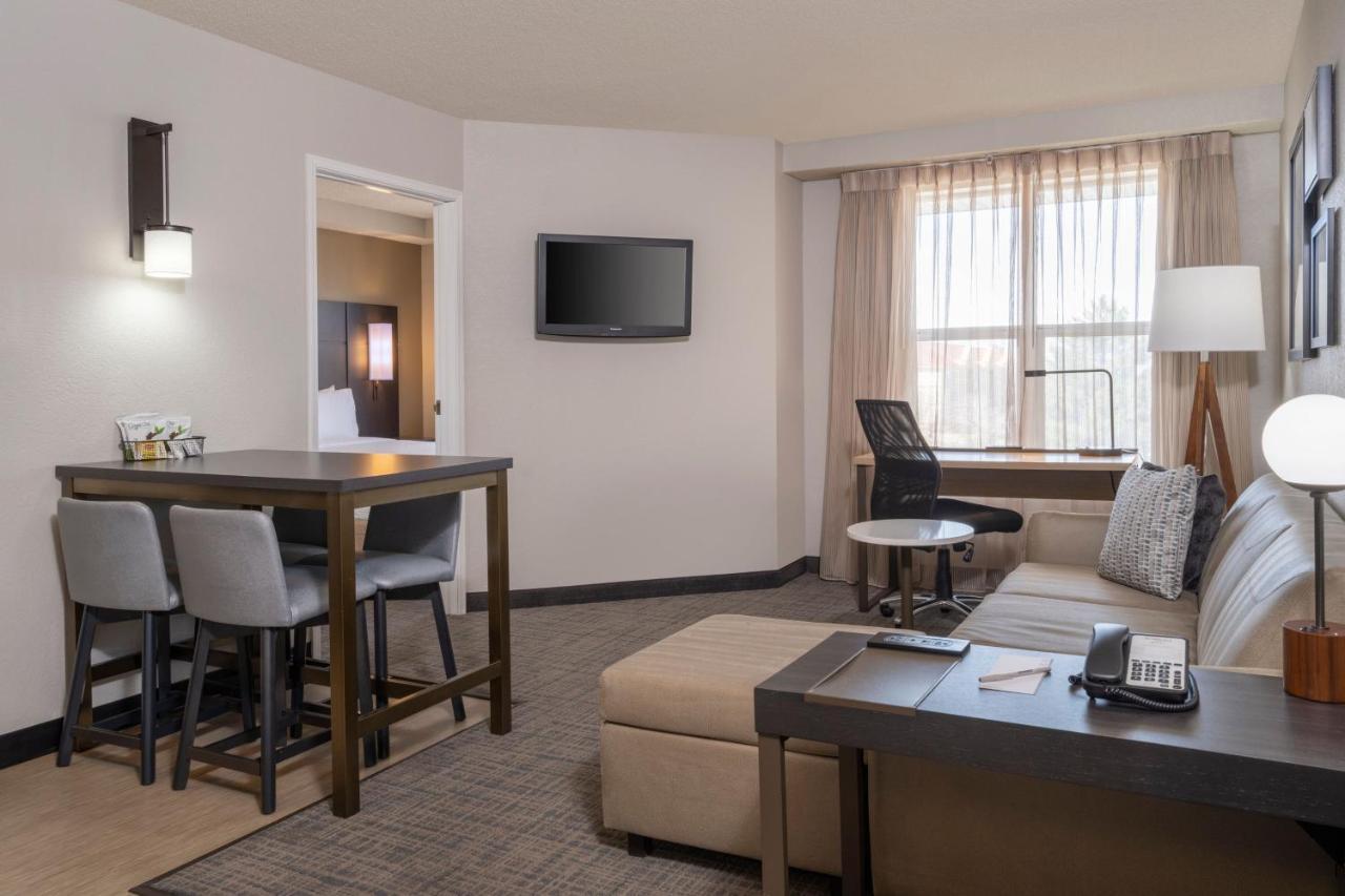 One-Bedroom Queen Suite
