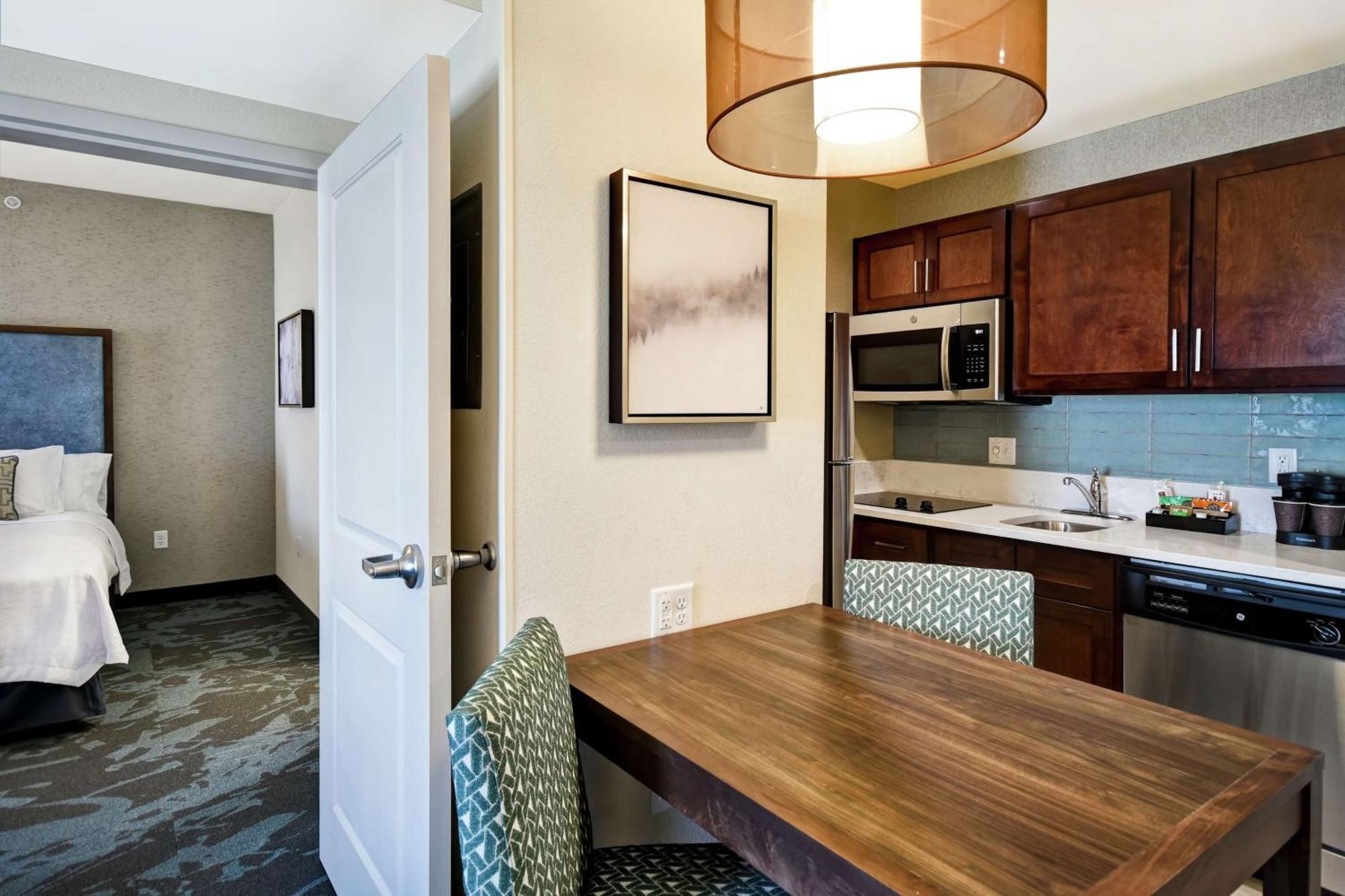 One-Bedroom Queen Suite Two Queen Beds Non-Smoking