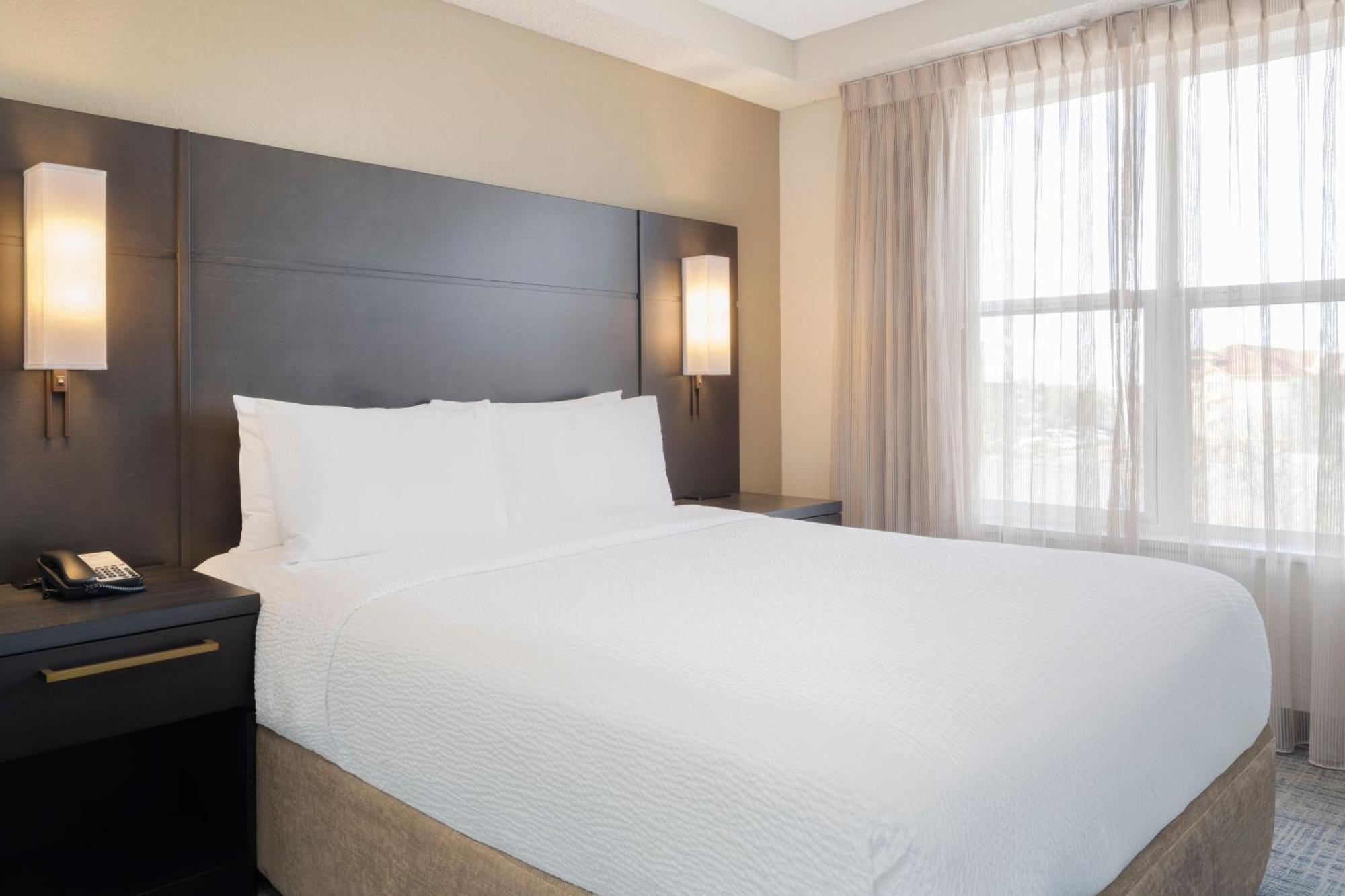 One-Bedroom Queen Suite