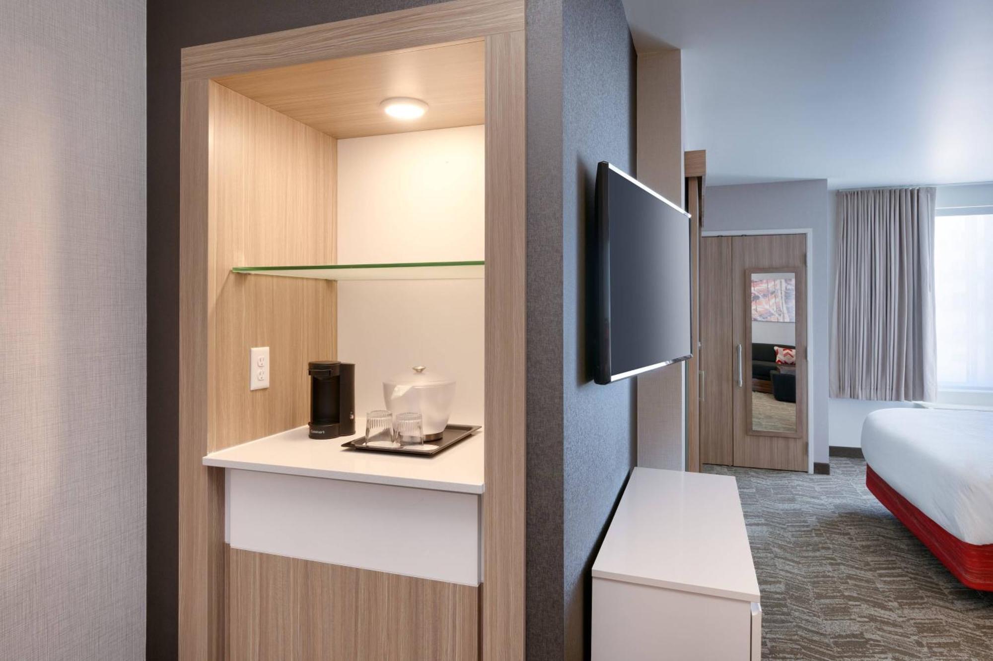 Suite 1 King Trundle bed City view