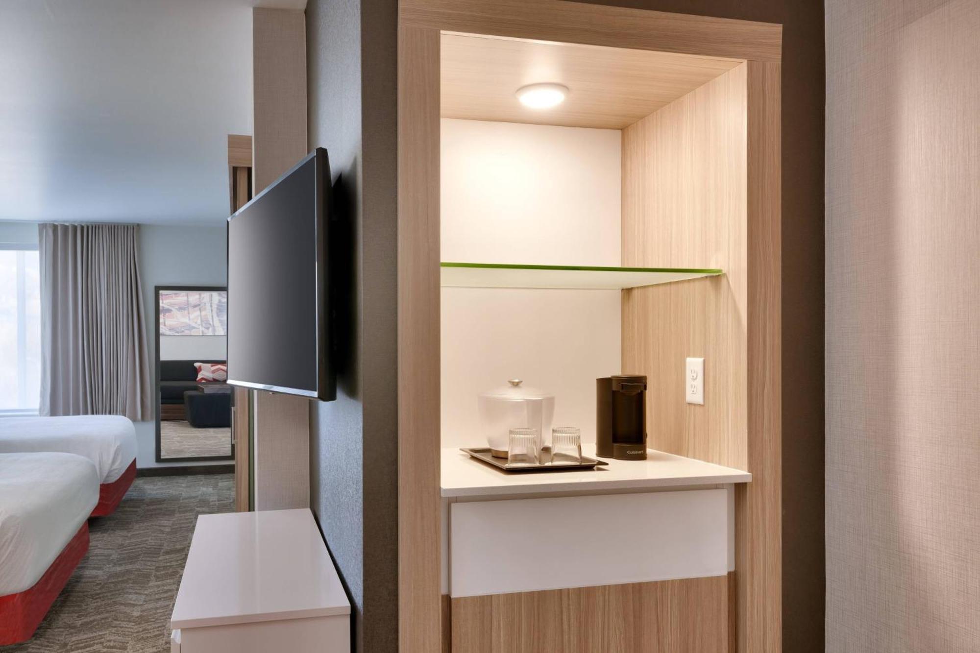 Suite Two Queen Beds Trundle Bed Hearing Accessible