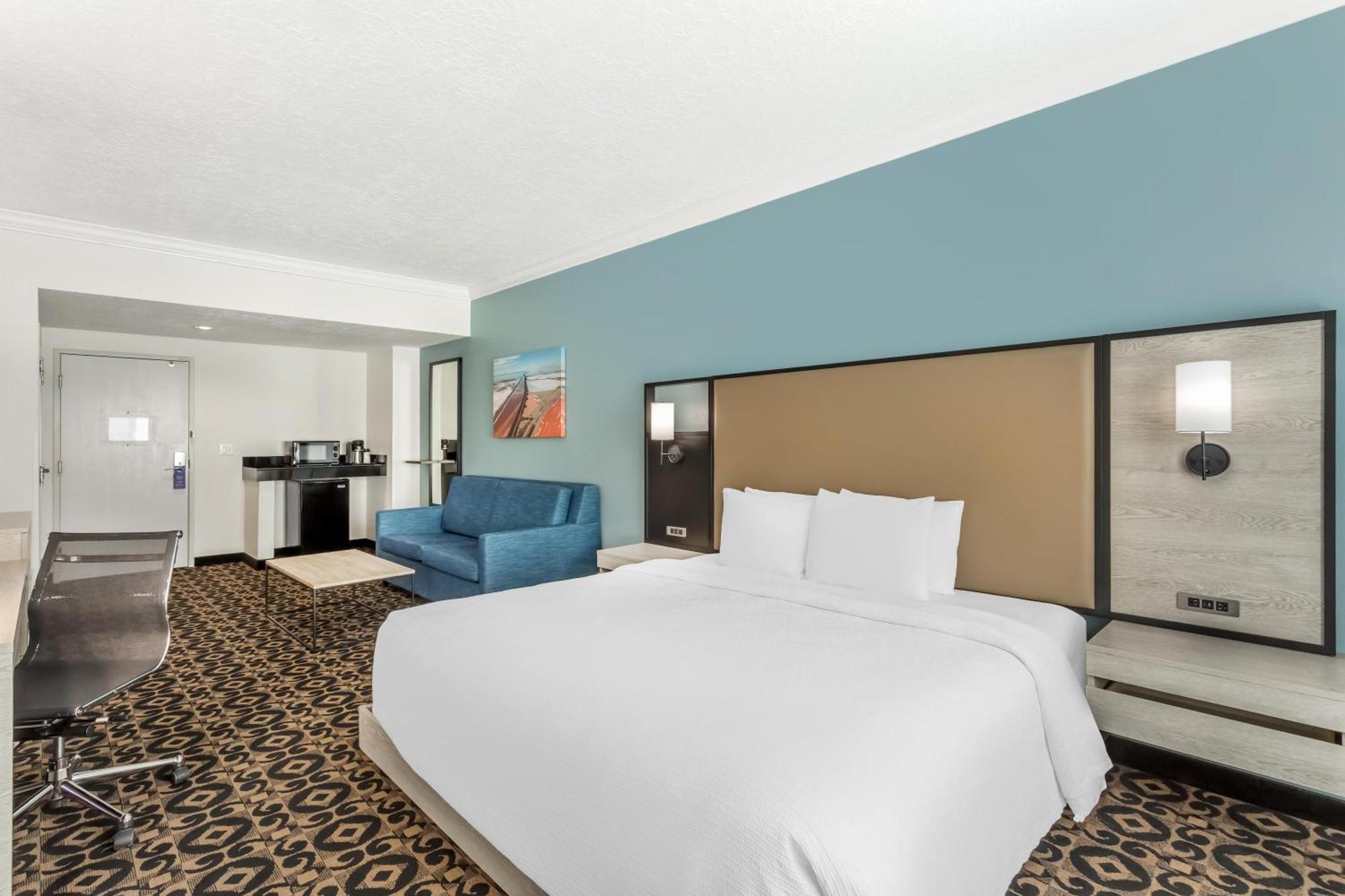 King Suite Roll Shower Spa Bath Disability Access or Non-Smoking