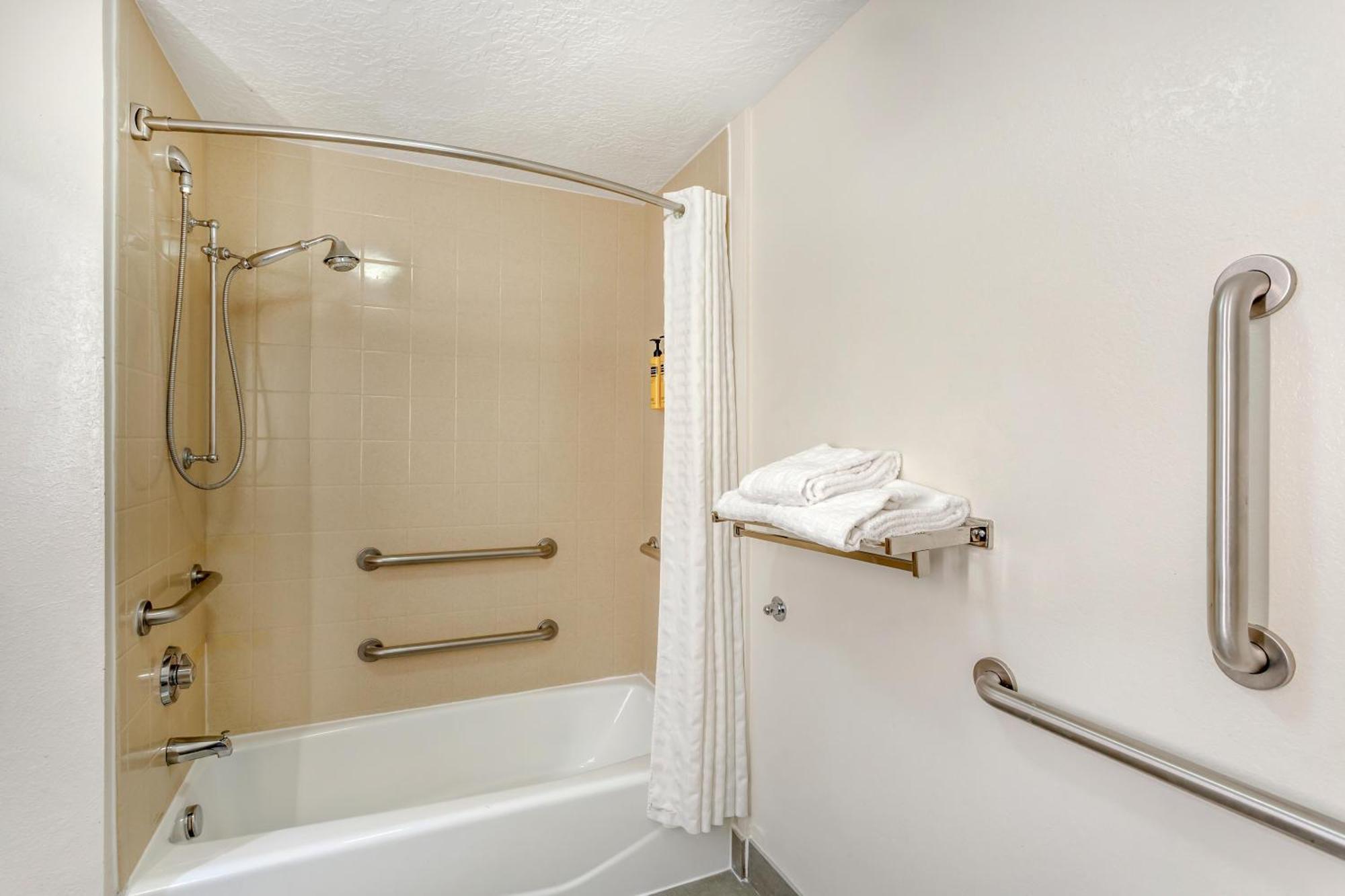 King Room Bath Tub Disability Access or Non-Smoking