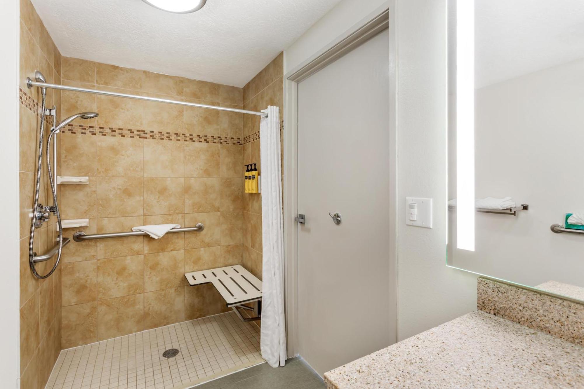 King Suite Roll Shower Spa Bath Disability Access or Non-Smoking