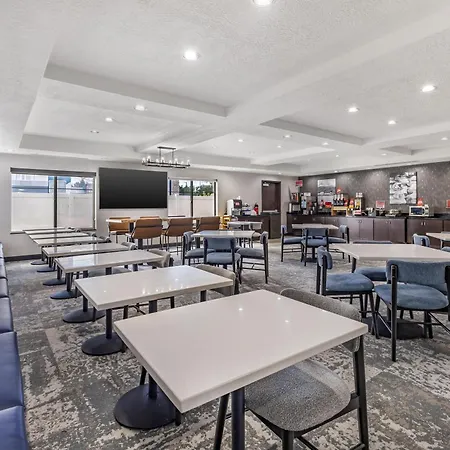 Best Western Plus Airport Inn & Suites-3